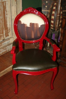 Sedia laccata con braccioli e stampe